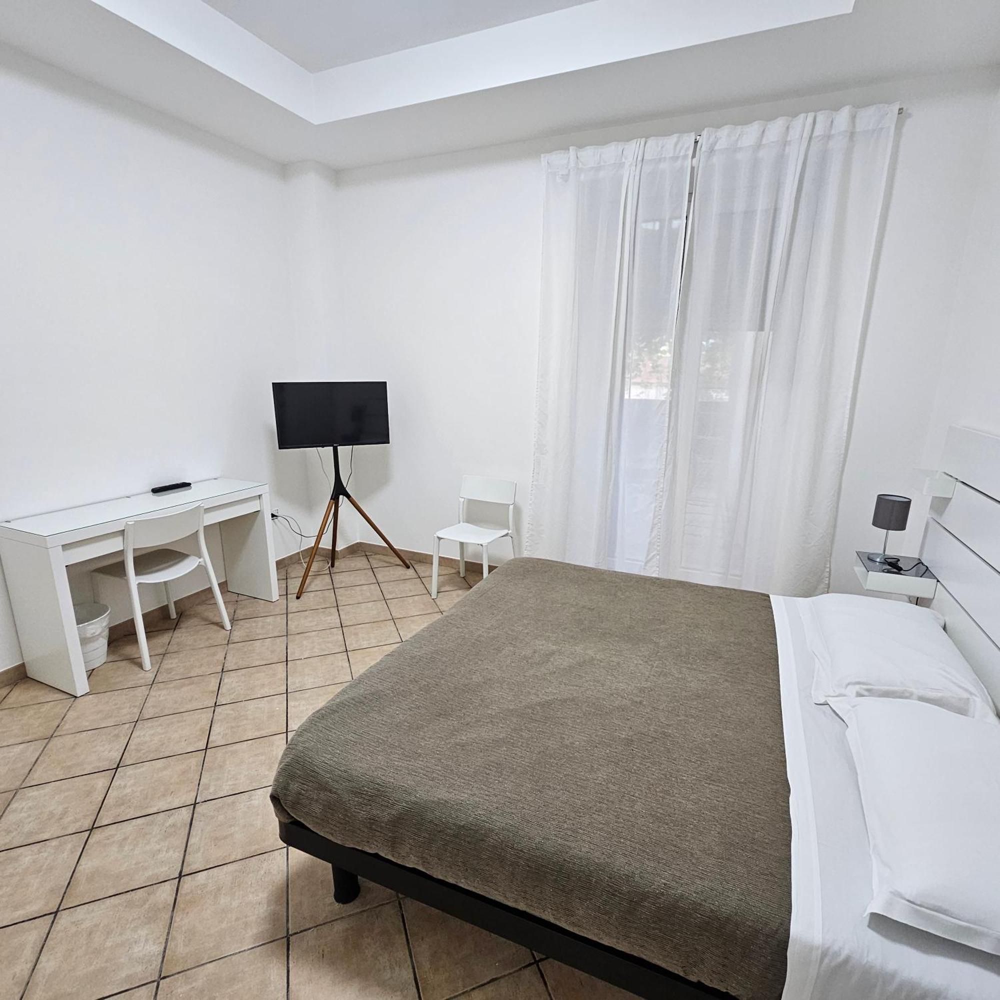 Room & Parking In Centro Citta Con Parcheggio Privato E Wifi Potenza Exterior foto